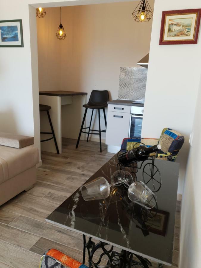 Laura Apartment *